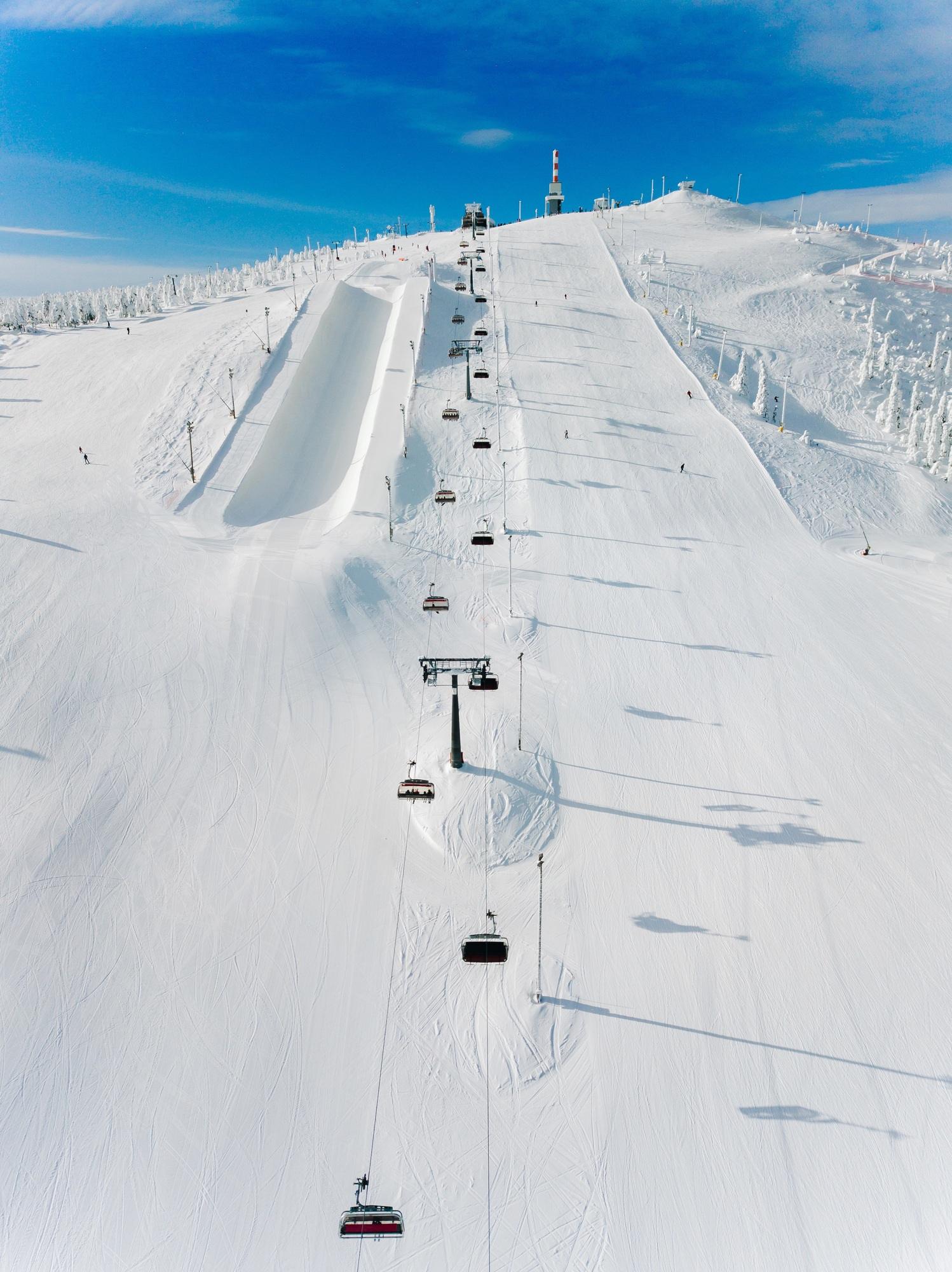 felkészülés a síelésre Modern ski chair-lift in Finland Lapland ski resort. Aerial view from above.
